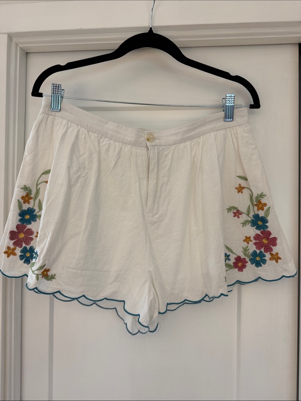 White Floral Embroidered Scallop-Hem Womenâs Shorts SZ L